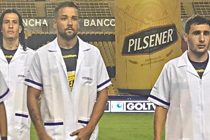 Así salieron los jugadores del Barcelona, vestidos de médicos en homenaje a Dr. Bosco Mendoza.