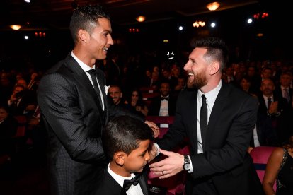 Los delanteros Ronaldo (i) y Messi (d) son aspirantes el ‘Dream Team’ Balón de Oro.