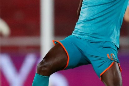 Los albos cayeron por 3-0 ante River Plate en Argentina y cedieron el primer lugar del grupo.