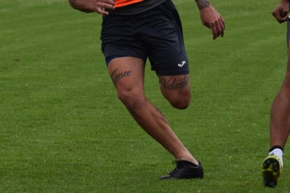 Los jugadores del Deportivo Cuenca arreglan maletas para viajar a Quito y jugar con Universidad Católica.