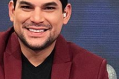 Emilio disfruta su look casual, pero los fines de semana luce jeans, camiseta y zapatos deportivos.