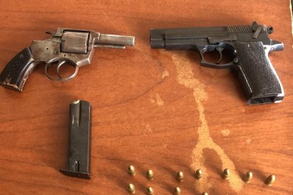 Según la policía estas fueron las evidencias halladas a las tres personas que iban en el auto.