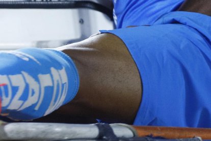 El volante de la Universidad Católica, José Carabalí, presentó un golpe abdominal.