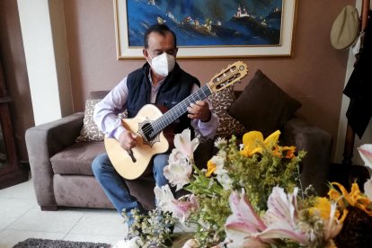 En su vida musical tiene grabados 8 discos de larga duración y 25 sencillos.