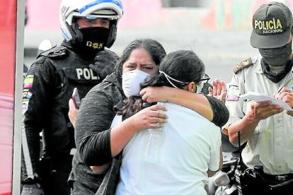 Dos parientes se abrazaron luego de confirmar la identidad del fallecido.