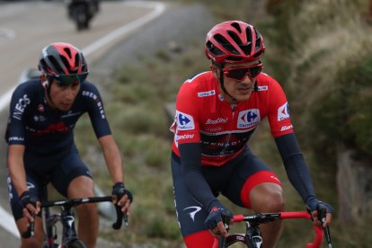 Carapaz defiende con éxito el maillot rojo.