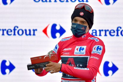 Richard Carapaz se mostró feliz de portar el maillot rojo como líder de la Vuelta a España.