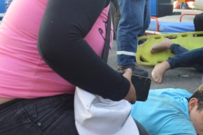 Los afectados quedaron con graves heridas tendidos en la calzada. Ambos fueron trasladados hasta una casa de salud.