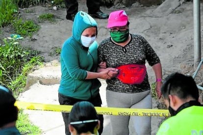 La progenitora de la víctima (der.) todavía no quiere aceptar que a su hija la asesinaron.