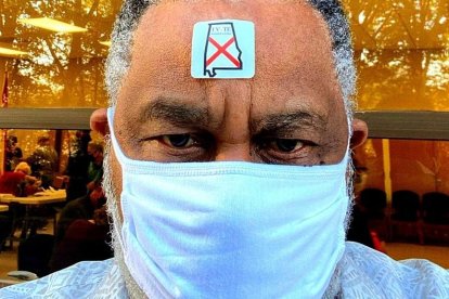 Imagen de Anthony Ray Hilton tras votar en las elecciones de Estados Unidos.