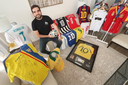 Juan Pablo Béjar tiene casi un centenar de camisetas autografiadas por los grandes del fútbol. Instagram le ha servido para conseguirlas.