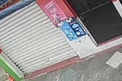 El asalto quedó grabado en cámaras de seguridad.
