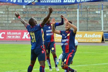 Joao Parades (de espalda) hizo el gol de Olmedo que va ganando 1-0 al Barcelona.