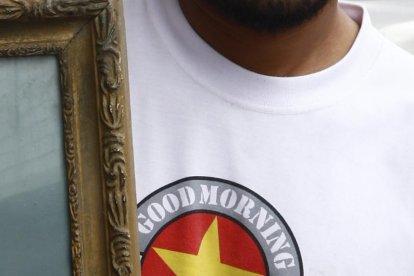 José muestra la foto de su padre, vistiendo el uniforme de las Fuerzas Armadas.