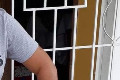 Varios minutos luchó el policía por sobrevivir, pero en el hospital se anunció su deceso.