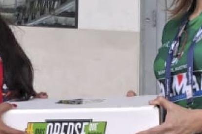 La Ing. Martha Romero de Palacios le dio la bienvenida a la presidenta del D. Cuenca Arq. Nataly Villavicencio con un obsequió en el estadio 9 de Mayo.