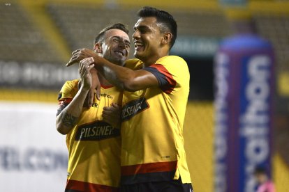 Festejo amarillo, Damián Díaz y su séptimo gol en LigaPro lo celebra con Cristian Colmán, los hombres gol del partido.