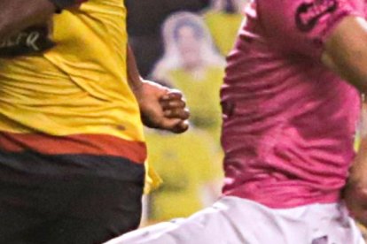 Buen partido de Nixon Molina en el medio campo de Barcelona.