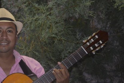 Desde que era pequeño al imbabureño le gustaba la música porque en su familia son artistas.