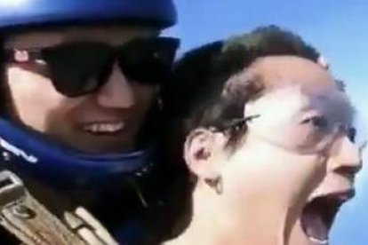 El joven despertó del desmayo y empezó a gritar.