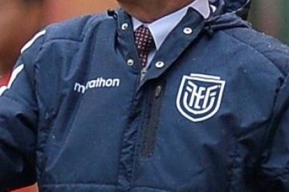 El técnico de la selección de Ecuador, Gustavo Alfaro, fue efusivo en las indicaciones a los jugadores.