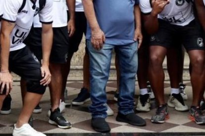 Los jugadores, dirigentes y cuerpo técnico de Guayaquil Sport junto al hincha Ángel Encalada