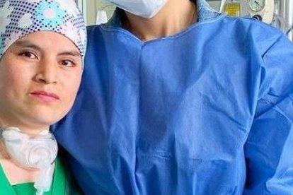 Jessi ya tiene en su poder el respirador que le obsequió Carlos Gruezo y la camiseta del FC Augsburgo.