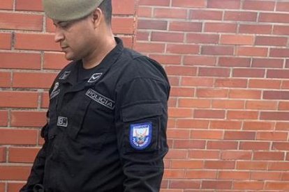 Uno de los canes antinarcóticos olfatea el producto ilegal que estaba listo para salir del país.