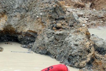 Luis y uno de sus hijos se dedican a lavar el lodo que extraen de la tierra para hallar el oro.