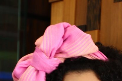 Los accesorios en su cabeza son indispensables.