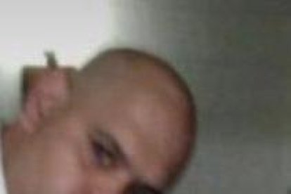 La foto de la discordía en el mundo, un empleado de la funeraria y el cuerpo de Diego Armando Maradona.