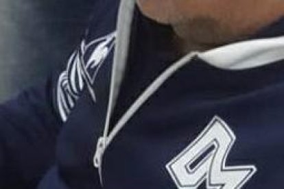 Diego Armando Maradona, cuando recibió la remera enviada por Pestana.