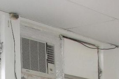 Unos de los pacientes con el Prkinson es atendido por una doctora en el hospital Teófilo Dávila.