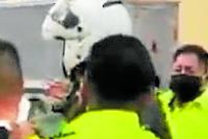 El momento de la aprehensión de la pareja en La Kennedy.