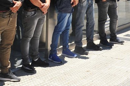 Policía argentina participa en un allanamiento a la clínica del Dr. Leopoldo Luque.