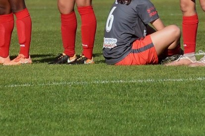 n el homenaje, la futbolista Paula Dapena (6) se sentó de espaldas.