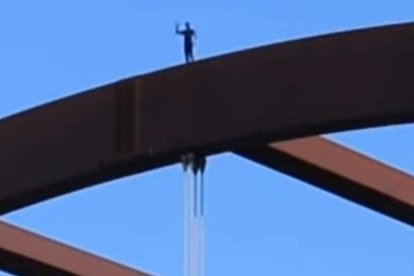 El muchacho terminó en el hospital tras su acción.