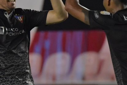 Matías Zunino (i) marcó el gol del triunfo de los universitarios en Brasil. El volante charrúa va recuperando su mejor nivel.