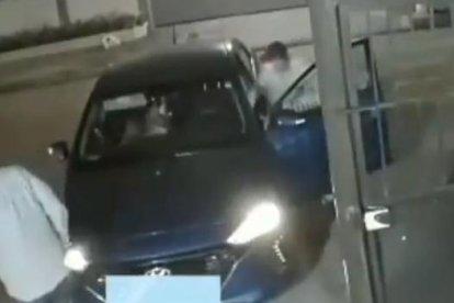 El atraco ocurrió mientras la pareja se aprestaba a ingresar al garaje de su domicilio.