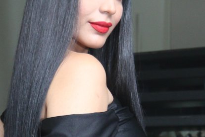 A la presentadora le gusta cantar y le han dicho que tiene buena voz.