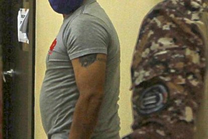 Al sospechoso (de camiseta gris) le dictaminaron arresto domiciliario.