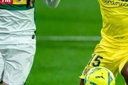 El defensa ecuatoriano Pervis Estupiñán se destaca como defensa del Villarreal.