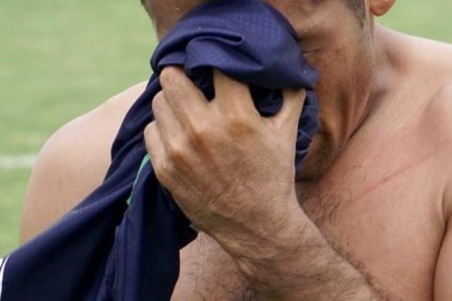 Walter Zea al final cumplió la promesa de ir de rodillas desde la media cancha hasta el arco.