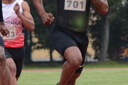 Álex Quiñónez (d) se impuso los 100 metros planos, escoltado por el colombiano Deiby Díaz.