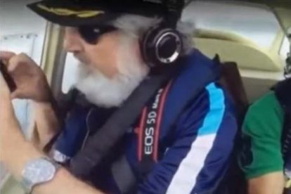 Imagen del instante en que el celular cayó de la avioneta.