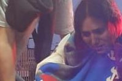 Momento en que Mayra Quizphi y su bebito eran subidos al balde de un patrullero policial.