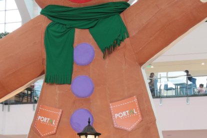 Este gigante de mazapán es parte de la exhibición Ciudad Galleta con temática navideña.
