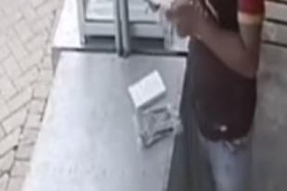 Los delincuentes se llevan los cilindros de gas en la cajuela del vehículo negro.