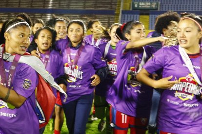 Las jugadoras de El Nacional realizaron la tradicional vuelta olímpica en la cancha del estadio Atahualpa, como monarcas de la Superliga femenina.