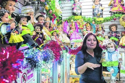 María Luisa dice que la confección temática de los trajes también 
es revelación divina.